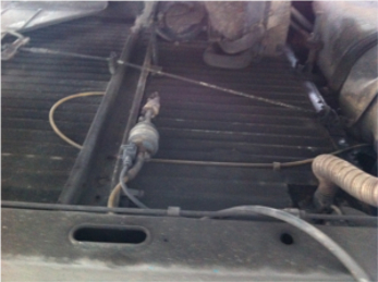 燃料ラインが、むき出しになっている状態の写真